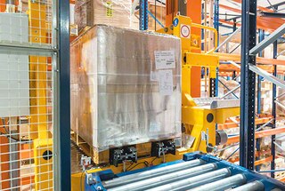 Izejošais konveijers pārvieto paleti uz ejas galu