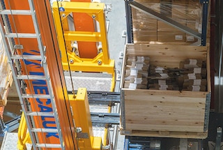 Preču paņemšanas sistēma paņem paleti un novieto to uz pacelšanas platformas