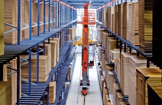 Mecalux palešu kraušanas celtņus var pielāgot dažādu veidu vienību kravu pārkraušanai