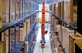 Mecalux palešu kraušanas celtņus var pielāgot dažādu veidu vienību kravu pārkraušanai