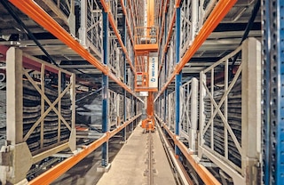 Mecalux palešu kraušanas celtņi var arī pārkraut konteinerus