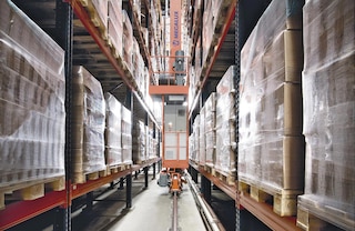 Apakšējās vadotnes sliede ļauj palešu kraušanas celtnim pārvietoties gareniski