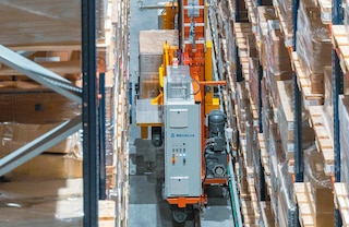 Elektroskapis apgādā palešu kraušanas celtni ar tā darbībai nepieciešamo elektroenerģiju