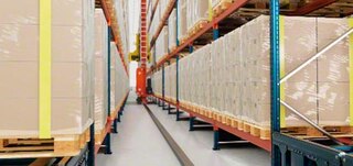 Palešu kraušanas celtņiem paredzētais ejas aprīkojums ietver apakšējās un augšējās sliedes