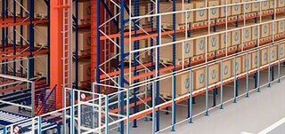 Drošības sadalītāji norobežo palešu kraušanas celtņa darba zonu