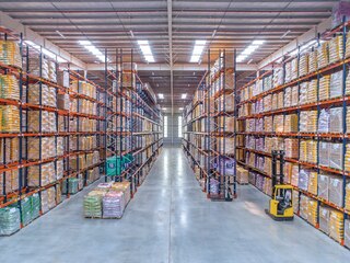 Palešu plauktus ir iespējams pielāgot noliktavas augstumam