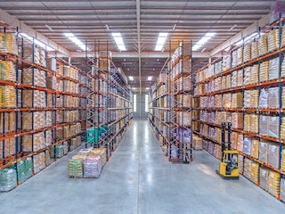 Palešu plauktus ir iespējams pielāgot noliktavas augstumam