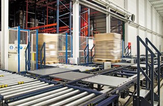 Automātiski palešu transportēšanas konveijeri nodrošina ātras, efektīvas darbības ar ienākošām/izejošām precēm automatizētajās uzglabāšanas/izgūšanas sistēmās (AS/RS)
