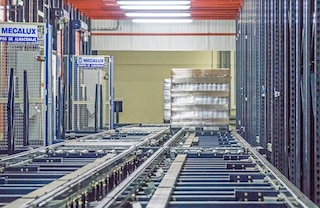 Ķēžu konveijeri pārvieto paletes ar klāja dēļiem perpendikulāri konveijera kustības virzienam