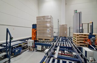 Pilnu palešu krautņotāji tiek izmantoti kravas vienību pacelšanai un novietošanai uz palīgpaletēm