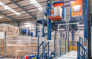 Konveijeru līnijas var ietvert palešu konveijera pacēlājus, kas savieno vairākus stāvus