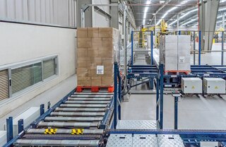 Palešu rullīšu konveijeri ir ideāls risinājums, kas nodrošina ražošanas līniju nepārtrauktu apgādi