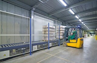 Perimetra drošības nožogojums nodala palešu transportēšanas konveijera bīstamās zonas Perimetra drošības nožogojums nodala palešu transportēšanas konveijera bīstamās zonas