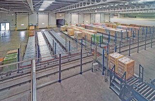 Palešu transportēšanas konveijeri, izmantojot pārvietošanas ratus, var apgādāt zonas, kas ir aprīkotas ar iepriekšējās iekraušanas plūsmas kanāliem