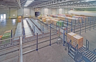 Palešu transportēšanas konveijeri, izmantojot pārvietošanas ratus, var apgādāt zonas, kas ir aprīkotas ar iepriekšējās iekraušanas plūsmas kanāliem Palešu transportēšanas konveijeri, izmantojot pārvietošanas ratus, var apgādāt zonas, kas ir aprīkotas ar iepriekšējās iekraušanas plūsmas kanāliem