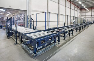 Palešu transportēšanas konveijeri savieno dažādas darba zonas