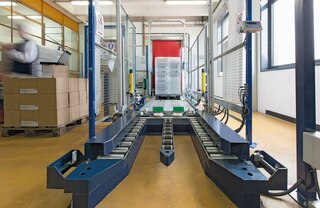 Palešu transportēšanas konveijerus ar ieejas/izejas vadotnēm izmanto preču iekraušanai un izkraušanai ar palešu krautņotājiem