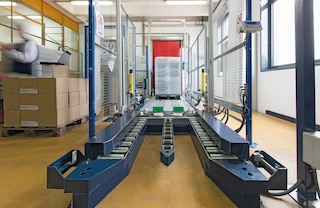 Palešu transportēšanas konveijerus ar ieejas/izejas vadotnēm izmanto preču iekraušanai un izkraušanai ar palešu krautņotājiem