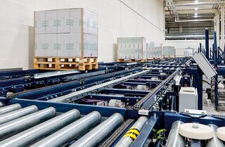 Palešu transportēšanas konveijeri ātri un droši pārvieto preces