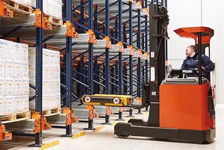 Autokrāvējs izvieto shuttle pie kanāla ieejas