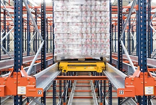 Shuttle vagonete pārvieto paleti uz dziļāko uzglabāšanas vietu