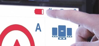 Brīdinājums par zemu akumulatora uzlādes līmeni ziņo par nepieciešamību nomainīt vai uzlādēt akumulatoru