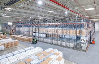 Pallet Shuttle ir augsta blīvuma uzglabāšanas sistēma, kas maksimāli palielina pieejamo virsmas laukumu Pallet Shuttle ir augsta blīvuma uzglabāšanas sistēma, kas maksimāli palielina pieejamo virsmas laukumu