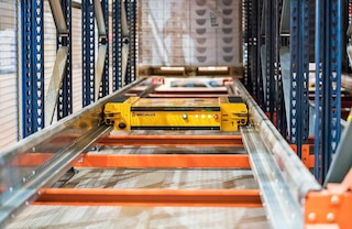 Shuttle plauktu sistēmā tiek veikta automatizēta palešu uzglabāšana dziļos kanālos un izņemšana no tiem