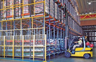 Pallet Shuttle uzglabāšanas sistēmas apakšējo līmeni var paredzēt kartona kastu tiešai paņemšanai
