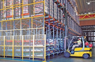 Pallet Shuttle uzglabāšanas sistēmas apakšējo līmeni var paredzēt kartona kastu tiešai paņemšanai