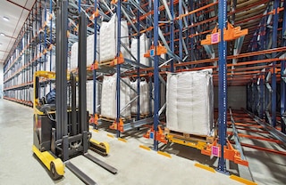 Pallet Shuttle plauktu sistēma ļauj uzglabāt lielgabarīta maisus