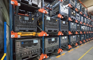 Pallet Shuttle sistēmā var pārvaldīt arī kravas, kuras ir novietotas cita veida vienībās, piemēram, plastmasas konteineros Pallet Shuttle sistēmā var pārvaldīt arī kravas, kuras ir novietotas cita veida vienībās, piemēram, plastmasas konteineros