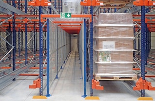 Ir iespējams uzstādīt evakuācijas/tehniskās apkopes ejas, kas iet cauri Pallet Shuttle plauktiem