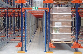 Ir iespējams uzstādīt evakuācijas/tehniskās apkopes ejas, kas iet cauri Pallet Shuttle plauktiem