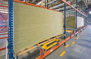 Pallet Shuttle plauktu izmērus var pielāgot lielgabarīta kravām Pallet Shuttle plauktu izmērus var pielāgot lielgabarīta kravām