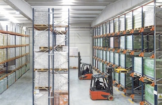 Pallet Shuttle uzglabāšanas sistēmu var kombinēt ar regulējamiem palešu plauktiem Pallet Shuttle uzglabāšanas sistēmu var kombinēt ar regulējamiem palešu plauktiem
