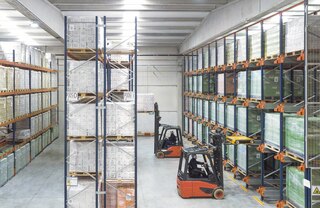 Pallet Shuttle uzglabāšanas sistēmu var kombinēt ar regulējamiem palešu plauktiem