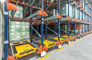 Pallet Shuttle sistēmā vienlaikus var strādāt vairāki preču pārvietošanas vagoniņi Pallet Shuttle sistēmā vienlaikus var strādāt vairāki preču pārvietošanas vagoniņi