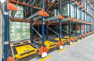 Pallet Shuttle sistēmā vienlaikus var strādāt vairāki preču pārvietošanas vagoniņi