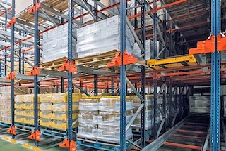 Mecalux pallet shuttle plauktu sistēma ir ieteicama noliktavās ar lielu skaitu palešu uz vienu noliktavas vienību Mecalux pallet shuttle plauktu sistēma ir ieteicama noliktavās ar lielu skaitu palešu uz vienu noliktavas vienību