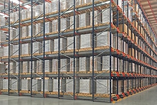 Pallet shuttle paātrina kravu nosūtīšanu noliktavās ar sezonālu preču pieprasījumu Pallet shuttle paātrina kravu nosūtīšanu noliktavās ar sezonālu preču pieprasījumu