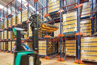 Pallet shuttle sistēma ir ieteicama noliktavās ar intensīvām ienākošo/izejošo preču plūsmām Pallet shuttle sistēma ir ieteicama noliktavās ar intensīvām ienākošo/izejošo preču plūsmām