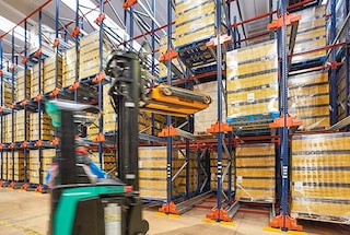 Pallet shuttle sistēma ir ieteicama noliktavās ar intensīvām ienākošo/izejošo preču plūsmām