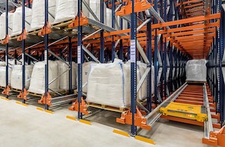 Pallet shuttle var darboties ar vairāk nekā 60 m dziļām plauktu sistēmām Pallet shuttle var darboties ar vairāk nekā 60 m dziļām plauktu sistēmām