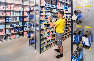 Rāmji ar perforētiem lokšņu metāla sānu paneļiem ļauj piestiprināt āķus produktu pakarināšanai