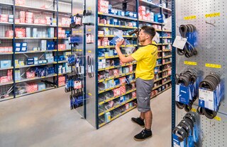 Rāmji ar perforētiem lokšņu metāla sānu paneļiem ļauj piestiprināt āķus produktu pakarināšanai