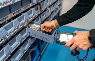 Noņemamas plastmasas atvilktnes ir praktiskas mazu detaļu uzglabāšanai M3 sīkpreču plauktos