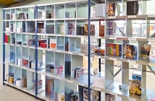 M3 sīkpreču plauktu sistēmas ir ideāli piemērotas e-komercijas noliktavām