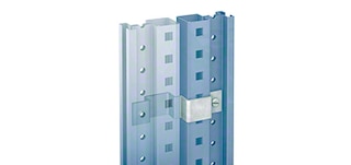 Rāmju savienojumi savieno divas M3 sīkpreču plauktu vienības