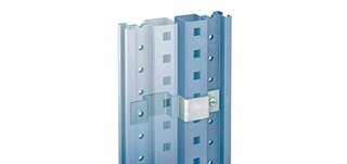 Rāmju savienojumi savieno divas M3 sīkpreču plauktu vienības